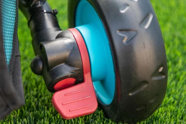 Uitgerust met een rem