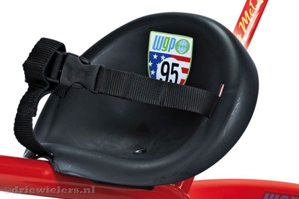 Met veiligheidsgordel.