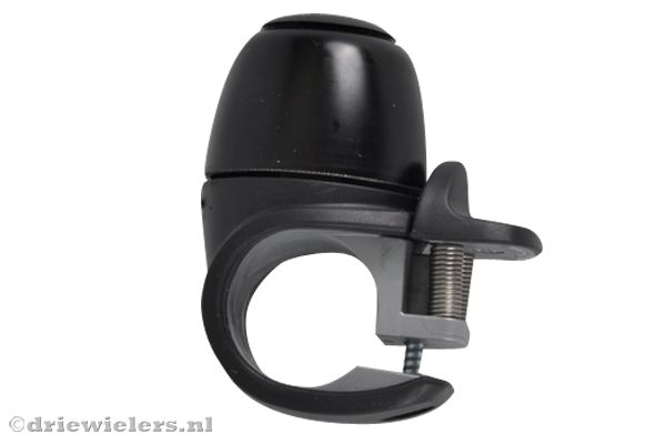 Eenvoudig te monteren op het stuur van de driewieler.