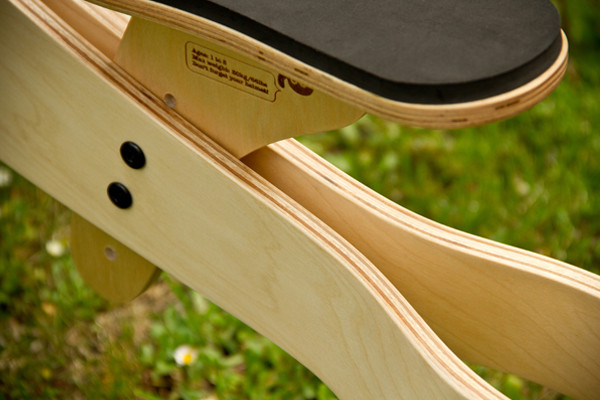 In hoogte verstelbaar zadel (28-46 cm).