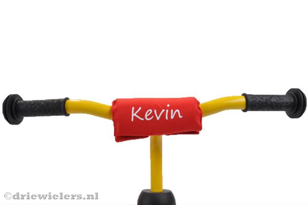 Rode kinbeschermer met eigen naam.